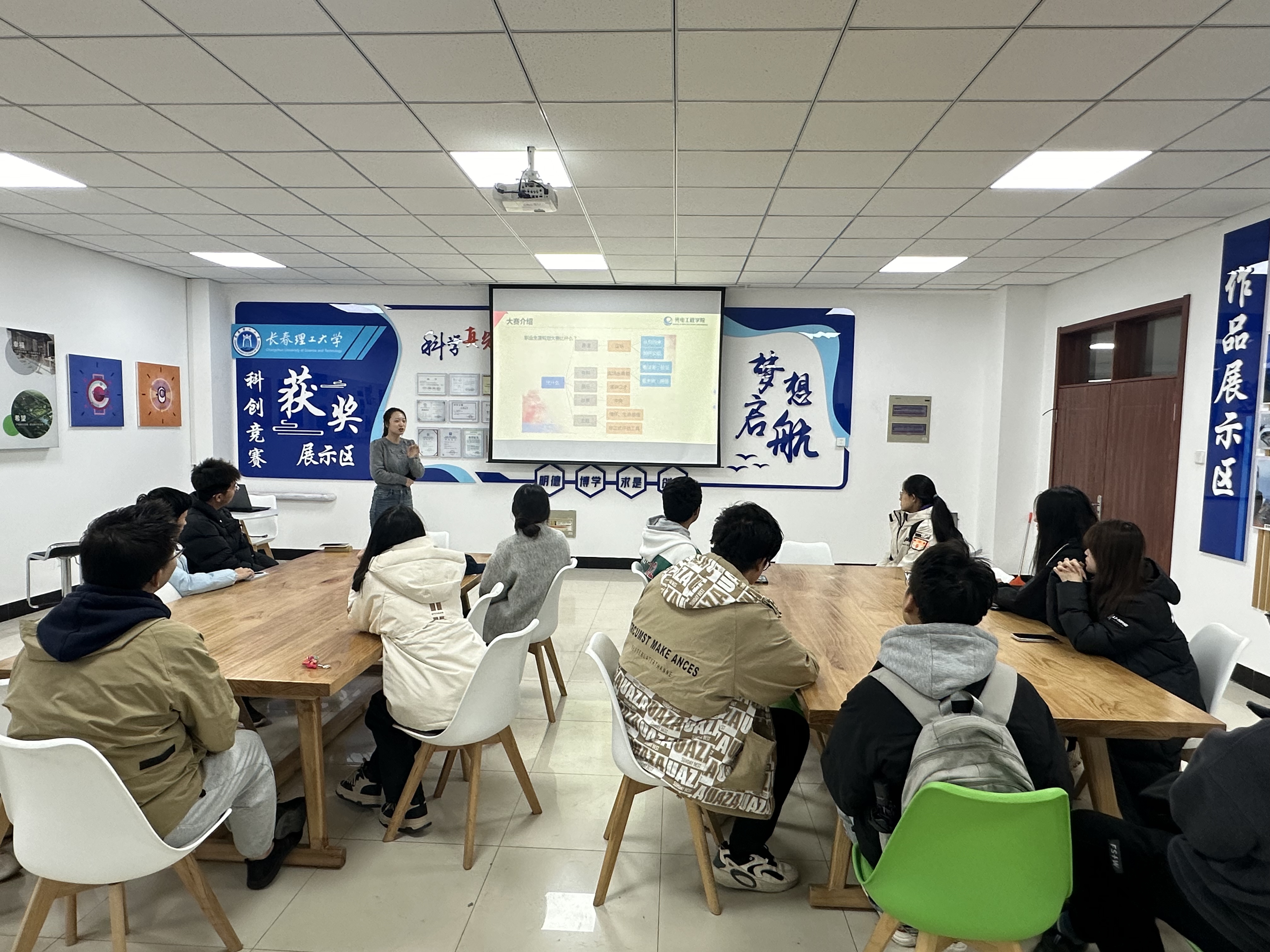 开展大学生职业生涯规划大赛指导活动1.jpg
